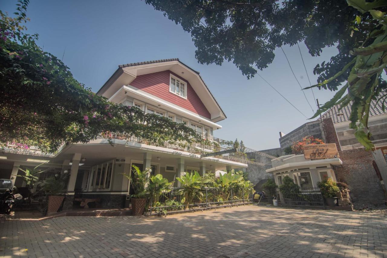 Front One Boutique Baluran Malang Hotel Eksteriør billede