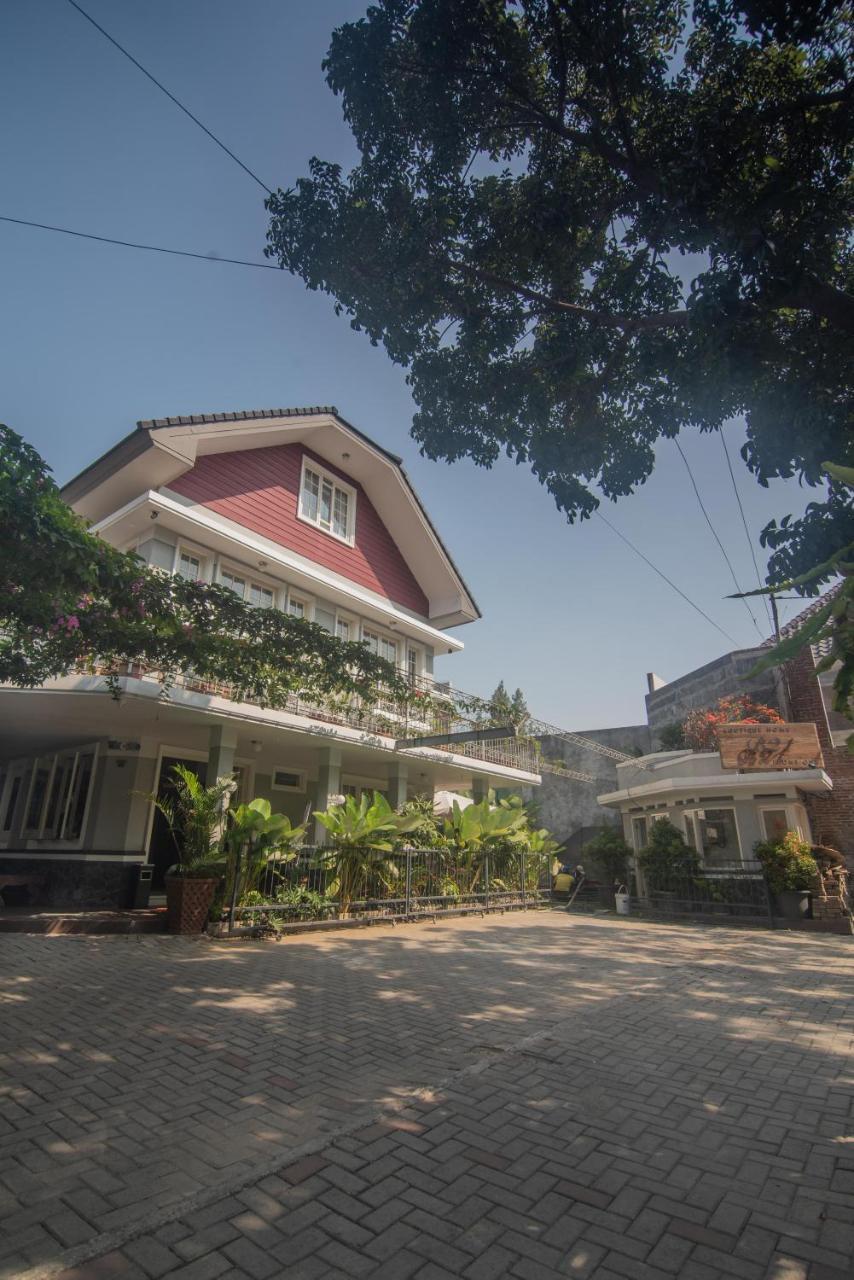Front One Boutique Baluran Malang Hotel Eksteriør billede